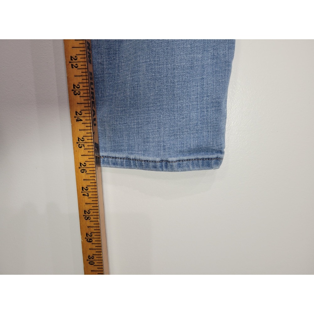 Levi's Womens Boyfriend Jeans Light Wash Blue Cropped Relaxed Fit Size 32 - Picture 6 of 6